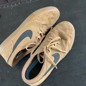 Size 8 Mens/Young men Nike casual suede sneaker